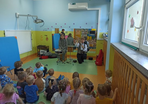 Bachman śpiewa piosenkę