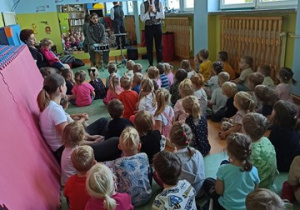 Bachman przedstawia się dzieciom