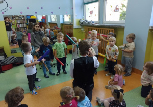 Chłopcy przygotowują się do grania na Bum Bum rurkach