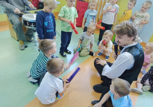 Przedszkolaki grają na Bum Bum rurkach