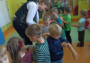 Dzieci oytrzymują pieczątki