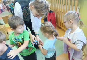 Dziewczynki oytrzymują pieczątki