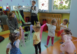 Dziewczynki tańczą z chusteczkami