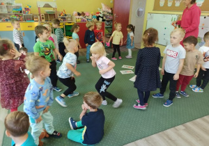 Bratki wykonują czynności przedstawione na obrazku wybranym przez Panią Karolinę