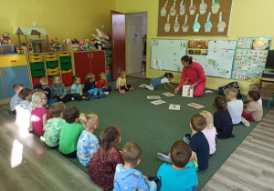 Hania pomaga rozkładać obrazki