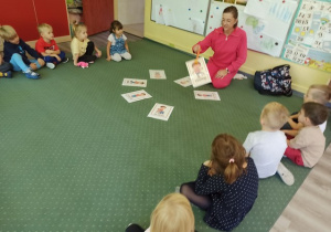 Pani Karolinka nazywa obrazki - dzieci starają sie powtarzać