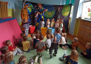 Dzieci uczą Księcia segregować śmieci