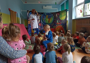 Profesorek Wodorek korzysta z telefonu