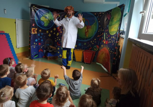 Profesorek Wodorek wita się z dziećmi