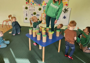 Ela znalazła zieloną gruszkę.