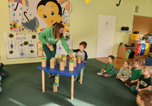 Leon odkrył ciastolinę w kolorze zielonym.