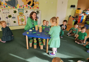 Matylda odkryła, że zielona może być kredka.