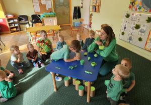 Nikodem sprawdza, co jeszcze może być w kolorze zielonym.