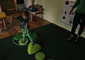 Miłosz pokonuje zielone przeszkody.