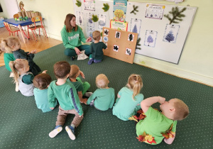 Paweł szuka cienia do listka, który wylosował.