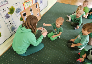 Miłosz losuje kolejny liść.