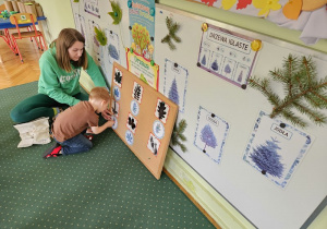 Leon dopasowuje obrazek do jego cienia.