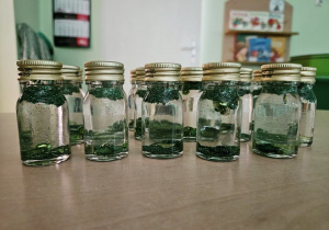 Sensoryczne butelki wykonane przez maluszki.