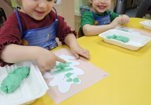 Marianka i Małgosia wyklejają liście masą solną.