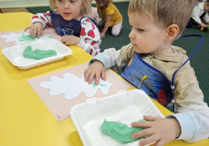 Lena i Patryk podczas wykonywania pracy plastycznej.