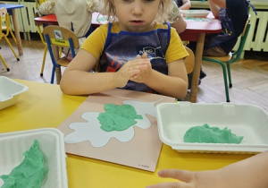 Jagoda w trakcie wyklejania liścia.