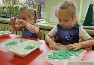 Liwia i Ela podczas pracy przy stoliku.