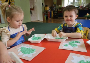 Zuzia i Ignacy wykonują pracę plastyczną z masy solnej.