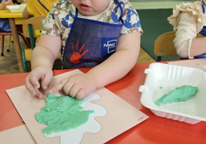 Ignaś podczas wyklejania jesiennego listka.