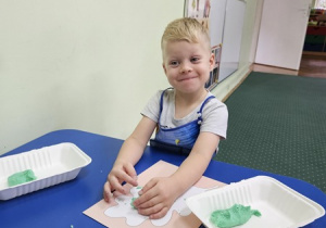 Wojtek wykleja listek.