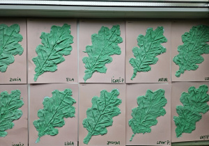 Listki wyklejone masą solną przez maluszki.