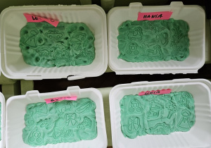 Odbijanie pieczątek w masie solnej.