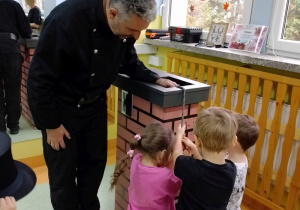 Bratki czyszczą komin