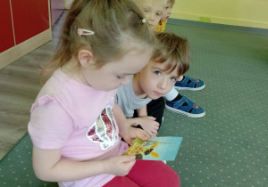 Michasia ogląda pocztówkę