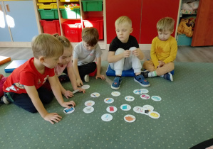 Chłopcy pracują w grupie