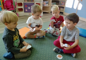 Chłopcy dumni z wykonanej pracy