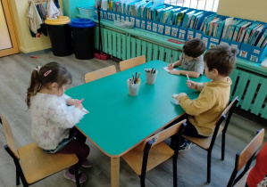 Dzieci podczas tworzenia pocztówki