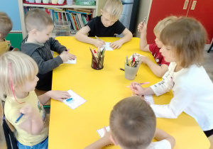 Bratki podczas pracy plastycznej