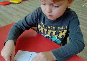 Olek nakleja znaczek