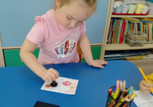 Misia stempluje pocztówkę