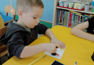 Sasza stempluje pocztówkę