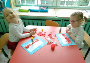 Kornelka i Pola wykonują flagę