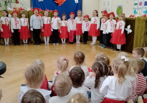 Oglądamy występ Motylków