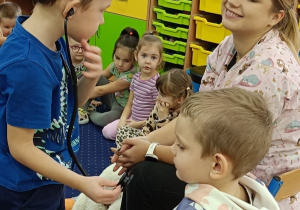 Karol I. bada Jasia stetoskopem.