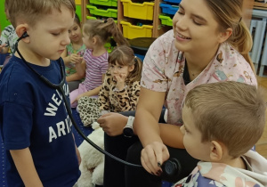 Mark bada Jasia stetoskopem.