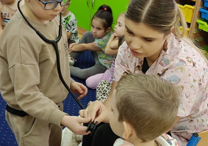 Kuba bada Jasia stetoskopem.