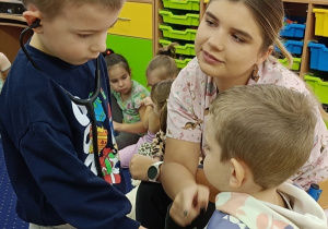 Dawid bada Jasia stetoskopem.