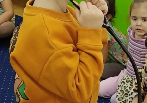 Karol J. bada Jasia stetoskopem.