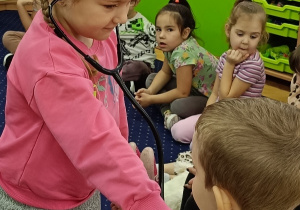 Maja bada Jasia stetoskopem.