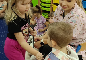 Lena S. bada Jasia stetoskopem.