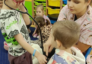 Filip bada Jasia stetoskopem.